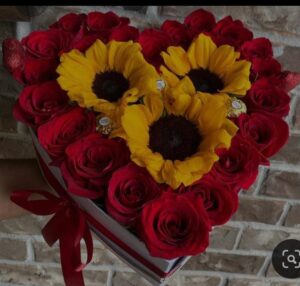 CORAZON DE GIRASOLES Y ROSAS
