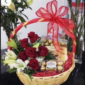CANASTA ROSAS LIRIOS  Y CHOCOLATES