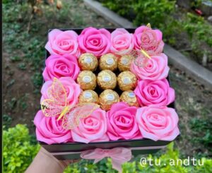 CAJA DE ROSAS ETERNAS Y CHOCOLATES